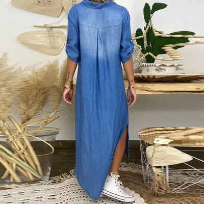Lea | Lång klänning i jeanslook med slits i sidan