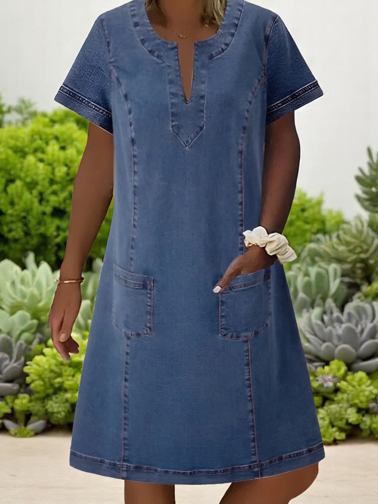 Julia | Mjuk Denimklänning med Fickor Fram